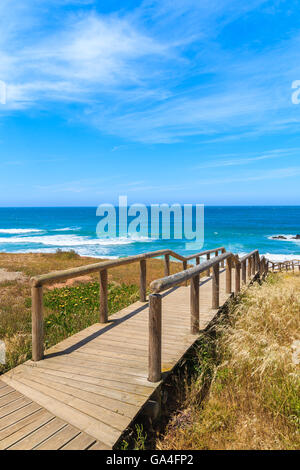 Passerella in legno a Praia do Amado beach, regione di Algarve, PORTOGALLO Foto Stock