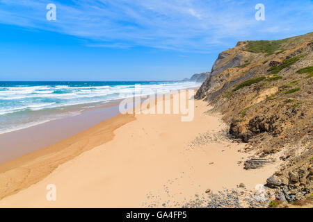 Sabbiosa spiaggia Castelejo, luogo famoso per il surf, la regione di Algarve, PORTOGALLO Foto Stock