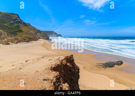 Una vista di sabbia spiaggia Castelejo, luogo famoso per il surf, la regione di Algarve, PORTOGALLO Foto Stock