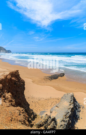 Una vista di sabbia spiaggia Castelejo, luogo famoso per il surf, la regione di Algarve, PORTOGALLO Foto Stock