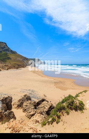 Una vista di sabbia spiaggia Castelejo, luogo famoso per il surf, la regione di Algarve, PORTOGALLO Foto Stock