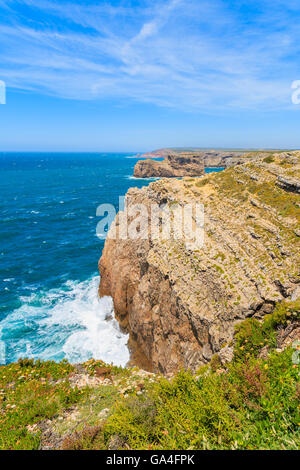 Il mare blu e pareti rocciose a Cabo Sao Vicente, regione di Algarve, PORTOGALLO Foto Stock