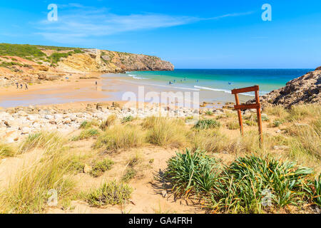 Vista della bellissima spiaggia di Zavial con surfers su acque oceaniche, Portogallo Foto Stock