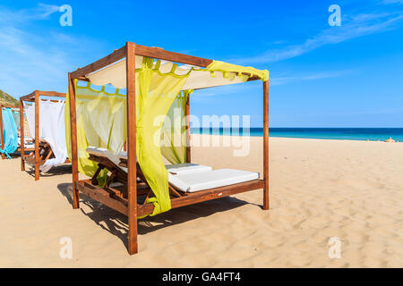 I lettini sulla spiaggia di sabbia dorata nella città di salpe, Portogallo Foto Stock