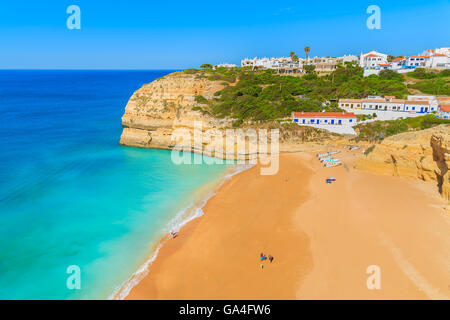 Vista della bellissima a Benagil sabbiosa spiaggia e mare azzurro acqua nella regione di Algarve, PORTOGALLO Foto Stock