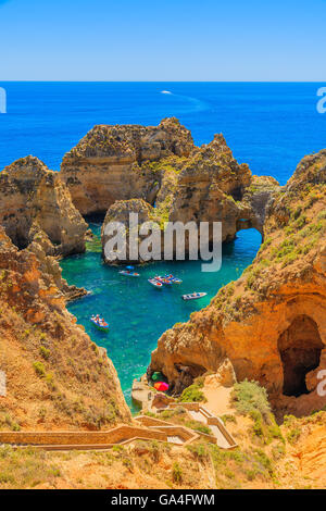 Barche da pesca sul mare turchese acqua a Ponta da Piedade, regione di Algarve, PORTOGALLO Foto Stock