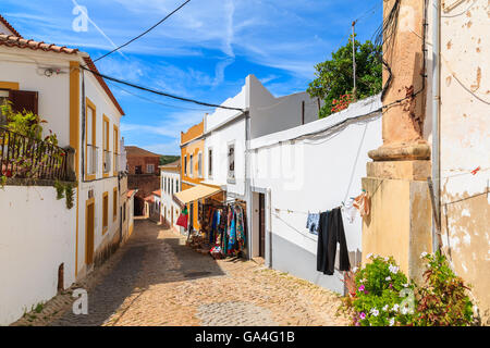 Città di Silves, Portogallo - 17 Maggio 2015: vestiti appesi dopo lavaggio su strada stretta nella città vecchia di Silves con case colorate. Foto Stock