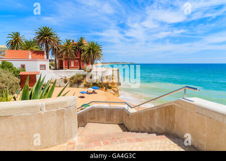 Passaggi per la bella spiaggia di Armacao de Pera città costiera, regione di Algarve, PORTOGALLO Foto Stock