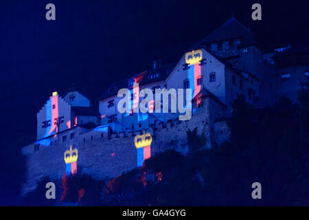 Vaduz Giornata nazionale del Liechtenstein : proiezione di bandiera del Liechtenstein sulla facciata di Schloss Vaduz Liechtenstein Foto Stock