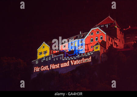 Vaduz Giornata nazionale del Liechtenstein : proiezione del paese del motto "Für Gott, Fürst und patria' ' per Dio , Principe e F Foto Stock