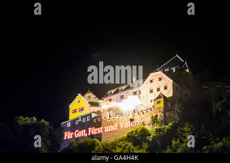 Vaduz Giornata nazionale del Liechtenstein : proiezione del paese del motto "Für Gott, Fürst und patria' ' per Dio , Principe e F Foto Stock