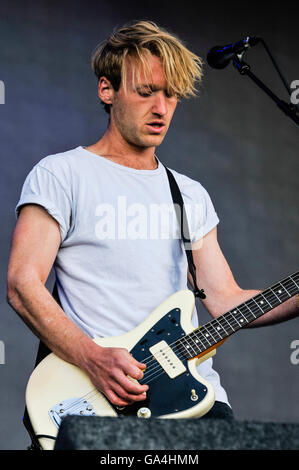 BELFAST, IRLANDA DEL NORD. 25 giu 2016 - chitarrista Henry Eastham dal British indie rock band Vant a Belsonic Music Festival Foto Stock