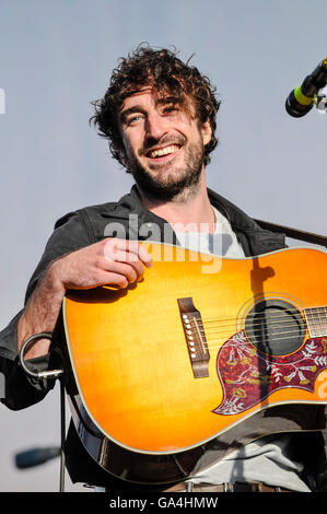 BELFAST, IRLANDA DEL NORD. 28 giu 2016 - lead singer Danny O'Reilly dalla Irish indie rock band 'l'Coronas' a Belsonic Music Festival Foto Stock