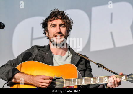 BELFAST, IRLANDA DEL NORD. 28 giu 2016 - lead singer Danny O'Reilly dalla Irish indie rock band 'l'Coronas' a Belsonic Music Festival Foto Stock