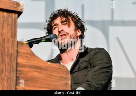 BELFAST, IRLANDA DEL NORD. 28 giu 2016 - lead singer Danny O'Reilly dalla Irish indie rock band 'l'Coronas' a Belsonic Music Festival Foto Stock