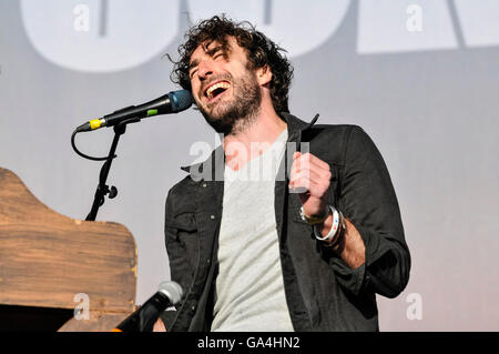 BELFAST, IRLANDA DEL NORD. 28 giu 2016 - lead singer Danny O'Reilly dalla Irish indie rock band 'l'Coronas' a Belsonic Music Festival Foto Stock