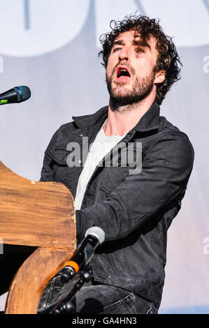 BELFAST, IRLANDA DEL NORD. 28 giu 2016 - lead singer Danny O'Reilly dalla Irish indie rock band 'l'Coronas' a Belsonic Music Festival Foto Stock