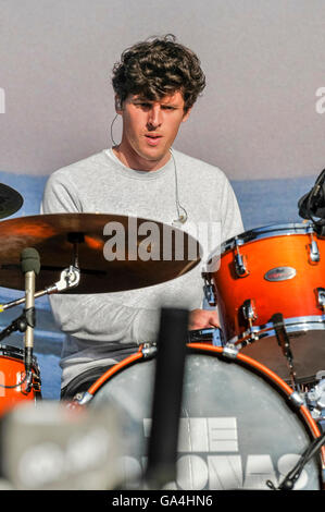 BELFAST, IRLANDA DEL NORD. 28 giu 2016 - Il batterista Conor Egan dalla Irish indie rock band 'l'Coronas' a Belsonic Music Festival Foto Stock