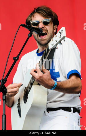 BELFAST, IRLANDA DEL NORD. 29 giu 2016 - cantante Justin Hayward-Young dall'ovest di Londra in base indie-rock band "Vaccini' a Belsonic Music Festival Foto Stock