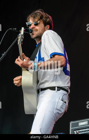 BELFAST, IRLANDA DEL NORD. 29 giu 2016 - cantante Justin Hayward-Young dall'ovest di Londra in base indie-rock band "Vaccini' a Belsonic Music Festival Foto Stock