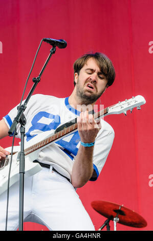 BELFAST, IRLANDA DEL NORD. 29 giu 2016 - cantante Justin Hayward-Young dall'ovest di Londra in base indie-rock band "Vaccini' a Belsonic Music Festival Foto Stock