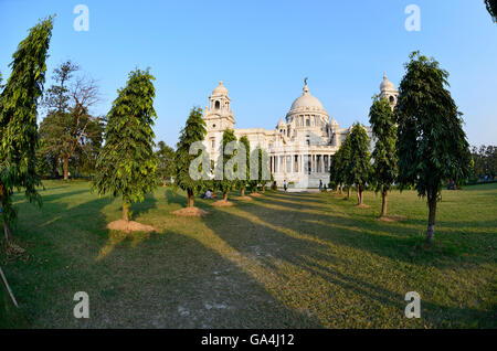 Victoria Memorial Hall e al suo adiacente giardino paesaggistico, Calcutta, West Bengal, India Foto Stock