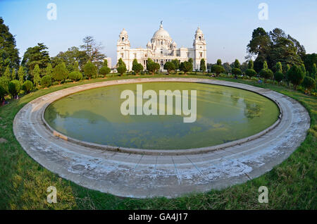 Victoria Memorial Hall e al suo adiacente giardino paesaggistico, Calcutta, West Bengal, India Foto Stock