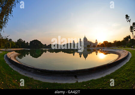 Victoria Memorial Hall e al suo adiacente giardino paesaggistico, Calcutta, West Bengal, India Foto Stock