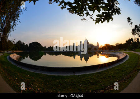 Victoria Memorial Hall e al suo adiacente giardino paesaggistico, Calcutta, West Bengal, India Foto Stock