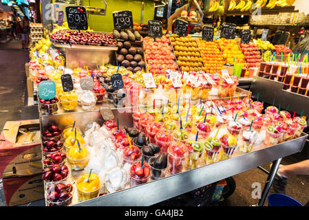 Frutta stand con i frullati pronto per portare sul mercato la Boqueria a Barcellona, in Catalogna, Spagna Foto Stock