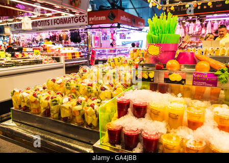 Frutta stand con i frullati pronto per portare sul mercato la Boqueria a Barcellona, in Catalogna, Spagna Foto Stock