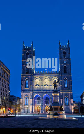 Place d'Armes e la Basilique de Montreal, Quebec, Canada di notte Foto Stock