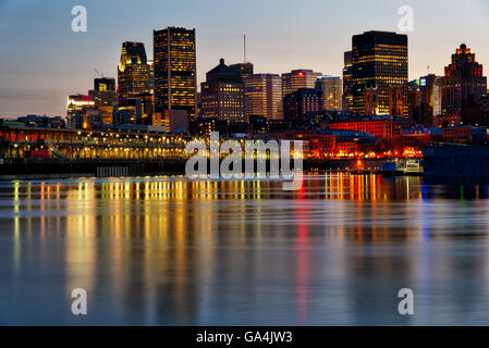 Montreal vecchio porto al tramonto riflesso in St Lawrence river Foto Stock