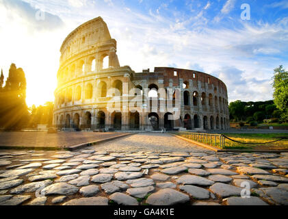 Colosseo a Roma all'alba, Italia Foto Stock