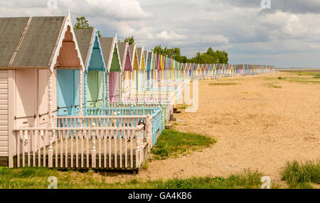 Pastello soffice spiaggia colorata di capanne in West Mersea, Mersea Island, Essex, Inghilterra, Gran Bretagna, Regno Unito. Foto Stock