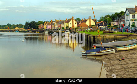 Atmosfera serale in Rowhedge con scenic riflessioni sul fiume di marea Colne, Colchester, Essex, Inghilterra, Regno Unito. Foto Stock