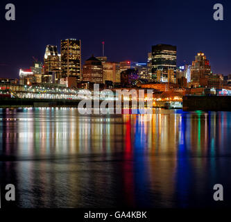 Montreal vecchio porto al tramonto riflesso in St Lawrence river Foto Stock