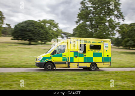 999 NHS emergenza North West ambulanza servizio campagna veicolo in rotta per incidente in campagna rurale Leighton Hall, Carnforth, Lancashire, Regno Unito Foto Stock