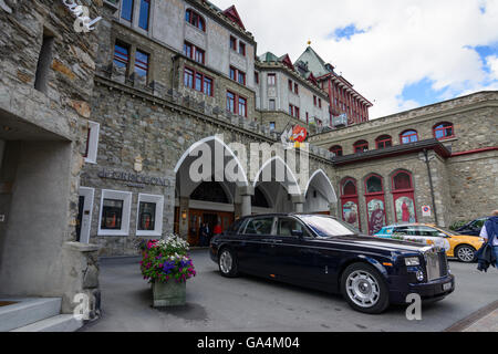 San Moritz (San Murezzan, San Maurizio) Rolls-Royce auto di fronte il Badrutt's Palace Hotel Svizzera Grigioni Grigioni Obere Foto Stock