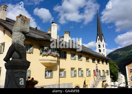 Zuoz villaggio centrale piazza con la fontana di orso , La Planta House, la Chiesa riformata Svizzera Grigioni Grigioni Obere Foto Stock