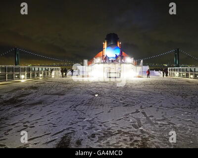 Dopo aver superato il ponte Verrazano-Narrows, deck 13 della Regina Maria (QM2) era coperto di neve di luce in una metà Gennaio sera. Foto Stock