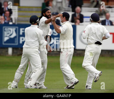 Inghilterra Bowler Monty Panesar celebra il bowling India batlman Rudra Pratap Singh durante il quinto giorno del primo test Npower al Lord's Cricket Ground, Londra. Foto Stock