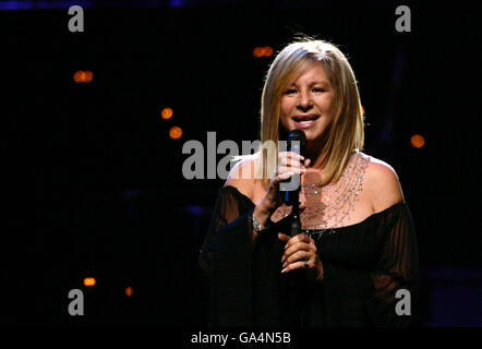 Barbra Streisand si esibisce presso la O2 Arena nel sud-est di Londra. Foto Stock