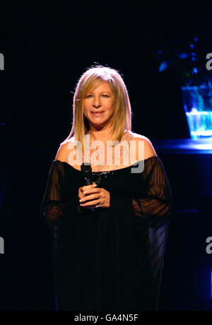 Barbra Streisand si esibisce presso la O2 Arena nel sud-est di Londra. Foto Stock