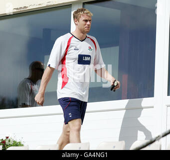 Inghilterra e Lancashire allrounder Andrew Flintoff lascia il padiglione dopo che il gioco è stato abbandonato per il giorno, a causa di un campo bagnato, nella seconda partita XI County Championship contro Derbyshire CCC al Blackpool Cricket Club. Foto Stock