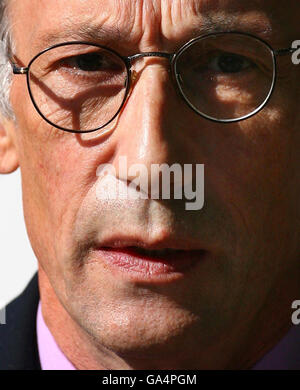 L'attore e scrittore di commedia Chris Langham arriva a Maidstone Crown Court a Kent. Foto Stock