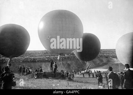 Balloon's prepara per la gara al gas-factory di Berlino Schmargendorf. Foto Stock