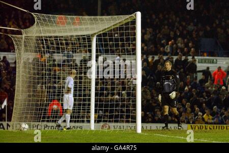 Con la palla sul retro della rete Leeds Il portiere Unito Nigel Martyn (r) e Danny Mills (l) non possono credete che la sua squadra abbia perso dopo aver perso due obiettivi piombo Foto Stock