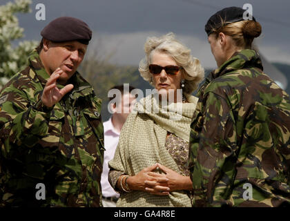 Camilla Britannica la Duchessa di Cornovaglia incontra i membri del Nono corpo logistico Regiment della fornitura che hanno contribuito a distribuire acqua in bottiglia ai residenti locali che sono ancora privi di acqua dopo la recente inondazione nella zona di Gloucester, a Cheltenham Racourse. Foto Stock