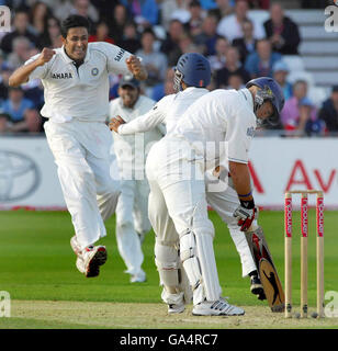 L'indiano Anil Kumble (a sinistra) celebra il wicket di Matt in Inghilterra prima dopo essere stato catturato da Rahul Dravid per il 11 durante il secondo match di Npower Test a Trent Bridge, Nottingham. Foto Stock